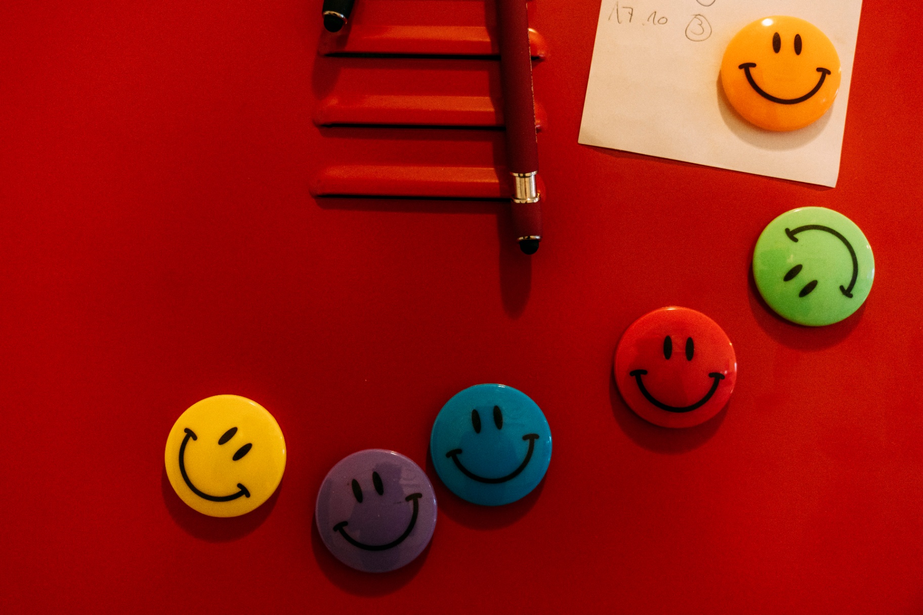 Bunte Smileys — gute Laune im Team