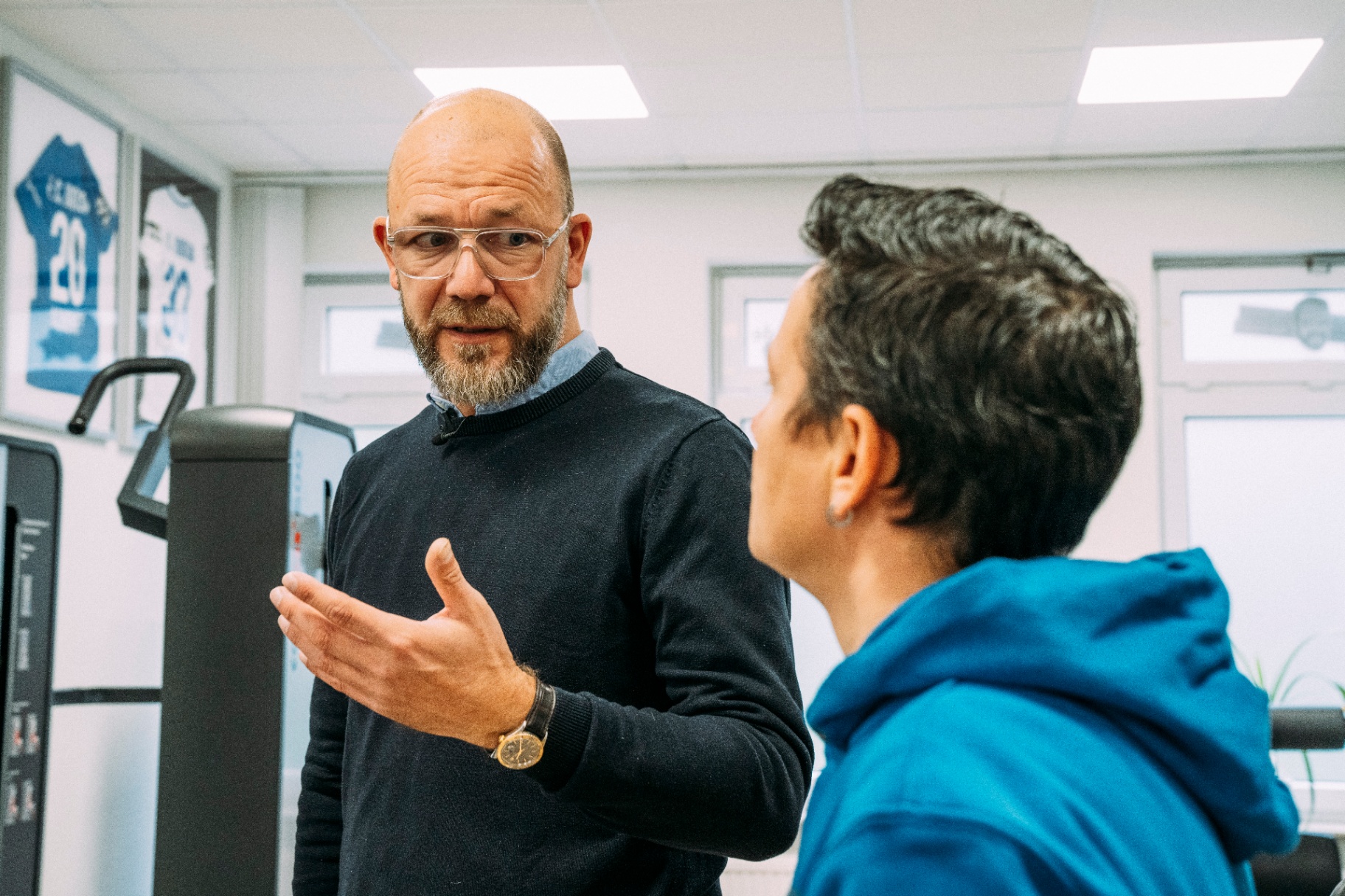 Tobi erklärt eine Übung
