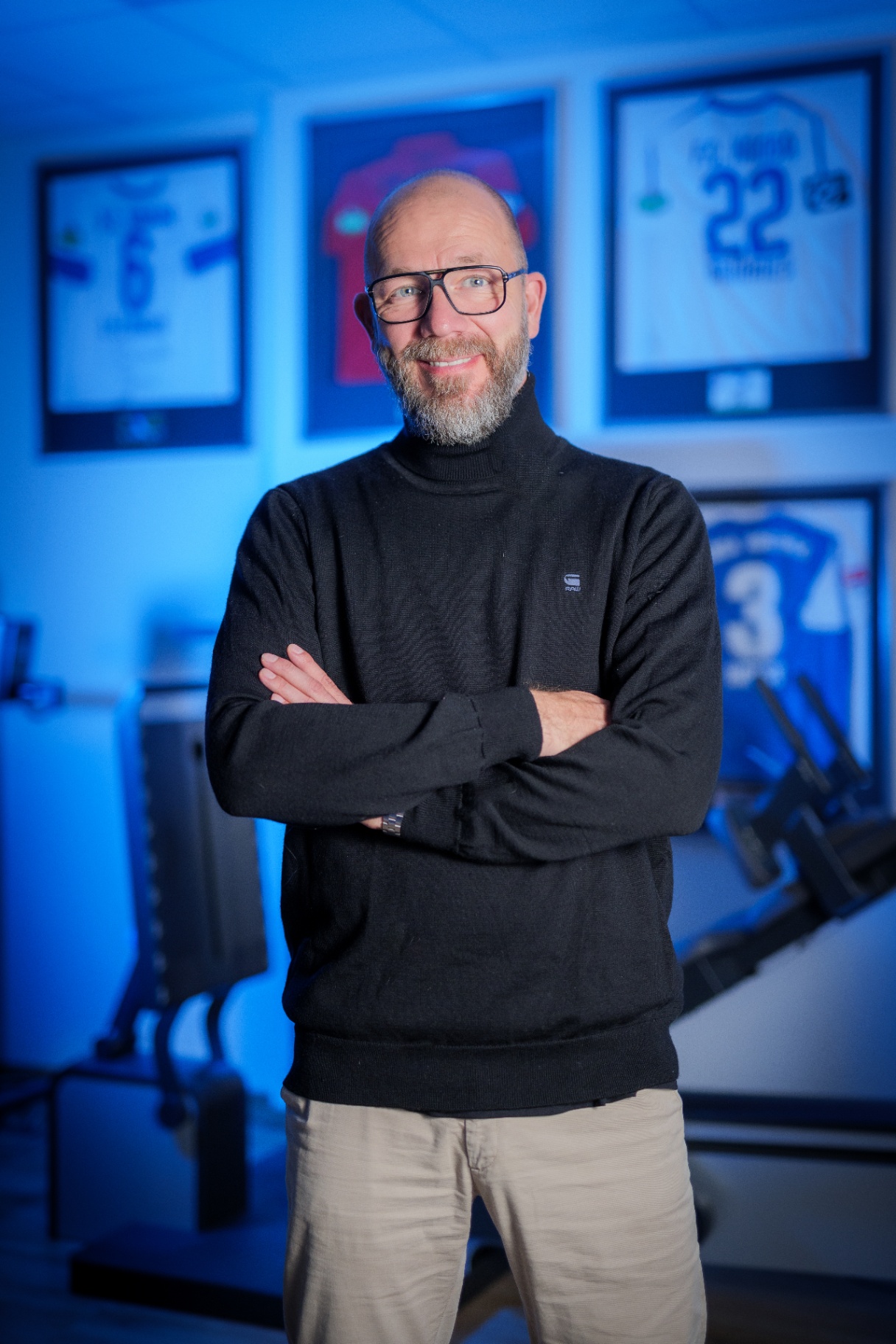 Tobi Hamann vor den Trikots des FC Hansa Rostock