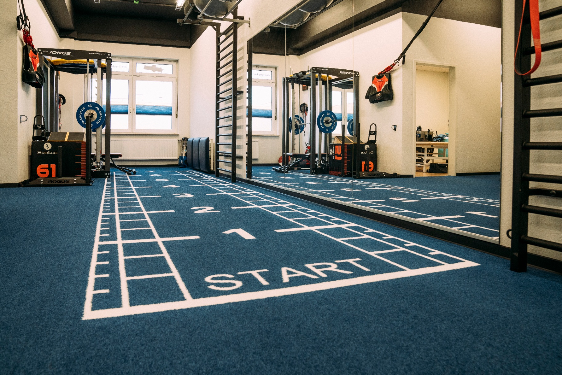 Trainingsfläche mit Start-Bahn und Squat-Rack