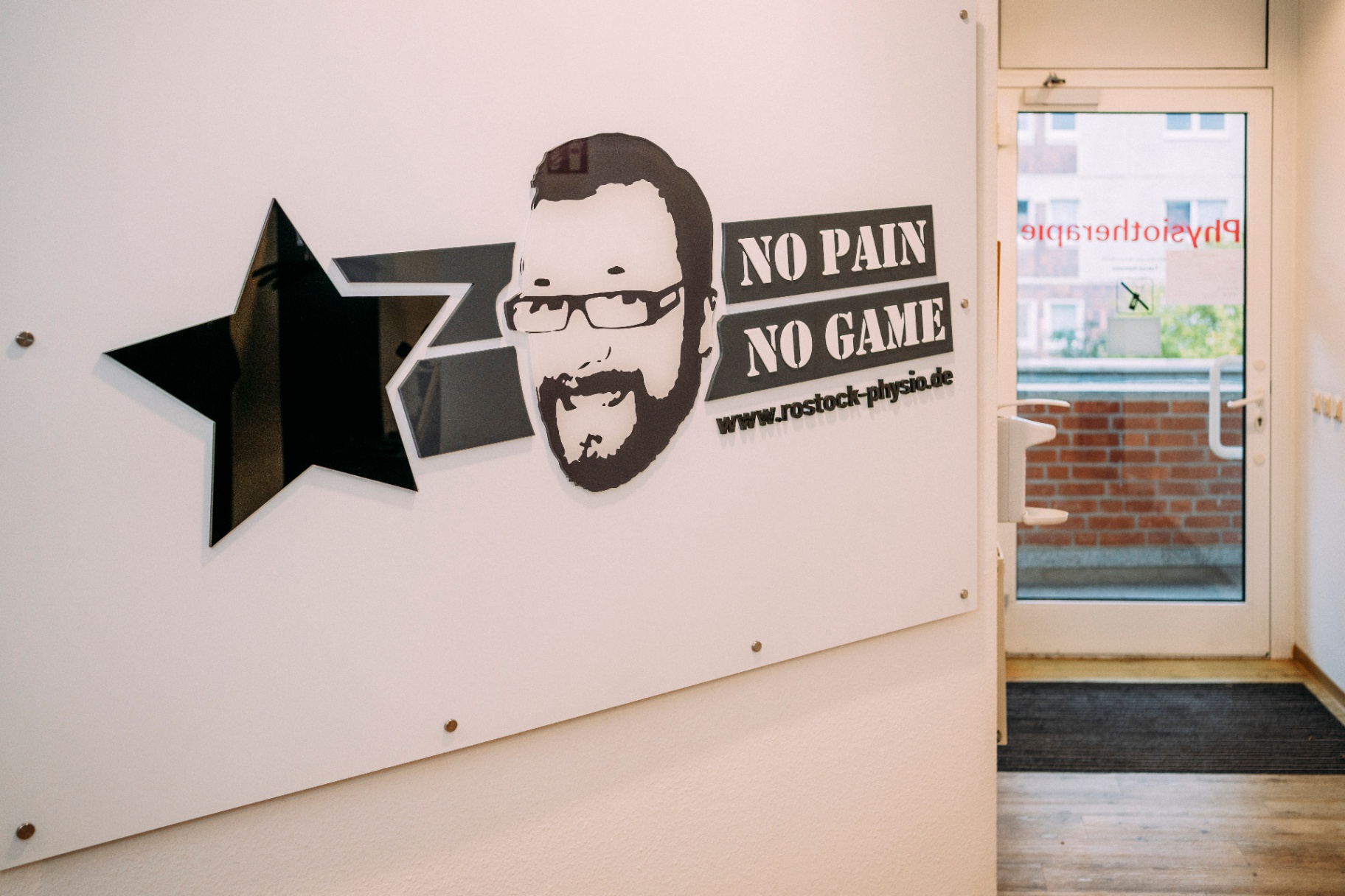 No Pain No Game Logo im Empfangsbereich