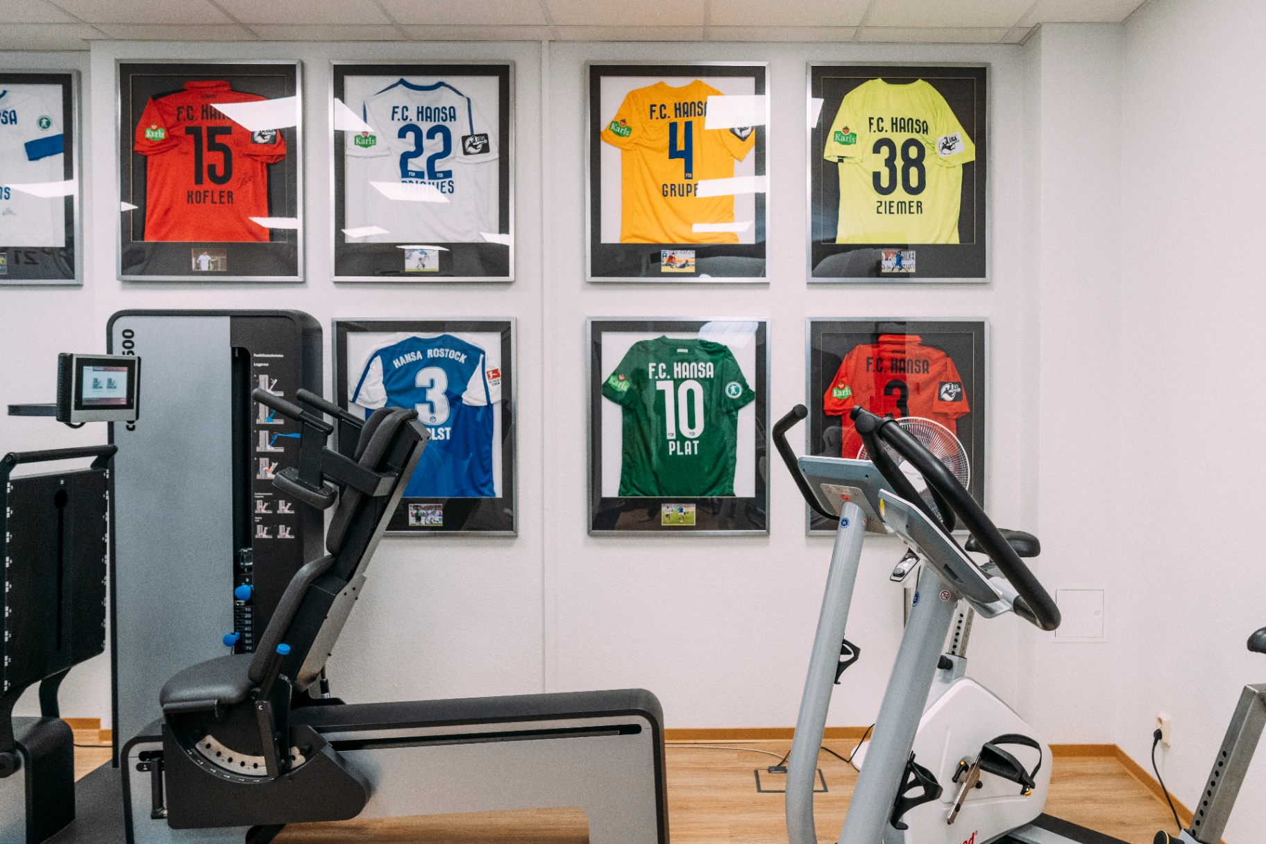 Signierte Hansa-Rostock Trikots im Trainingsraum